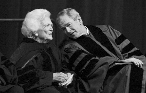 小布什与母亲芭芭拉(资料图片)